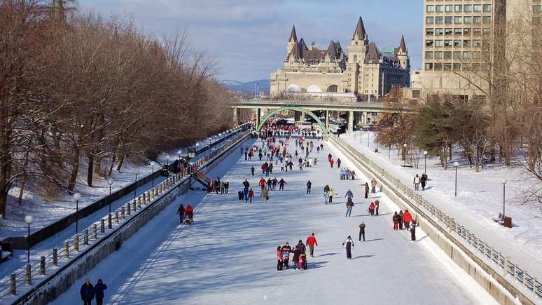 Canal Rideau, em Ottawa, vira uma pista de patinação
