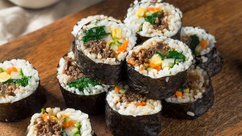 Guia da Cozinha - Kimbap: veja como preparar o “sushi coreano” em casa