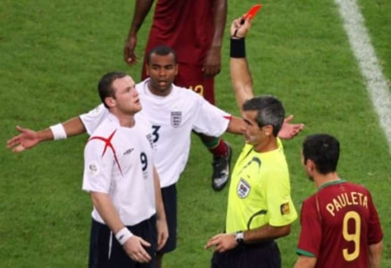 Rooney foi expulso na eliminação inglesa nas quartas de final da Copa em 2006 (Foto:PATRIK STOLLARZ / AFP)