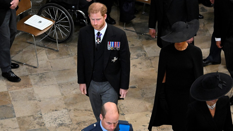 Como membro não-atuante da realeza, príncipe Harry não foi autorizado a usar uniforme militar no funeral de sua avó, a rainha Elizabeth 2ª