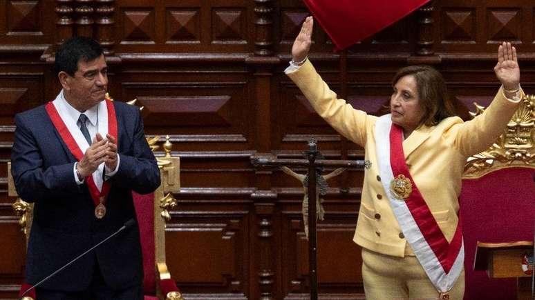 Dina Boluarte é a primeira mulher presidente do Peru