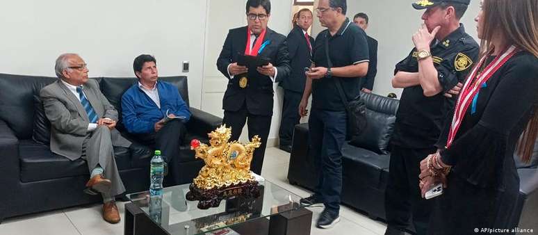 Presidente deposto do Peru, Pedro Castillo (de azul), foi preso nesta quarta-feira na prefeitura de Lima