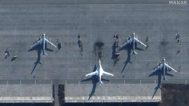 Esta imagem de satélite mostra bombardeiros estratégicos na base aérea russa de Engels, na região de Saratov, que foi atacada na segunda-feira por drones ucranianos