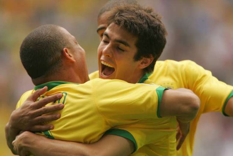 Ronaldo e Kaká comemoram gol na partida contra Gana, pelas oitavas-de-final da Copa do Mundo na Alemanha, 27/6/2006.