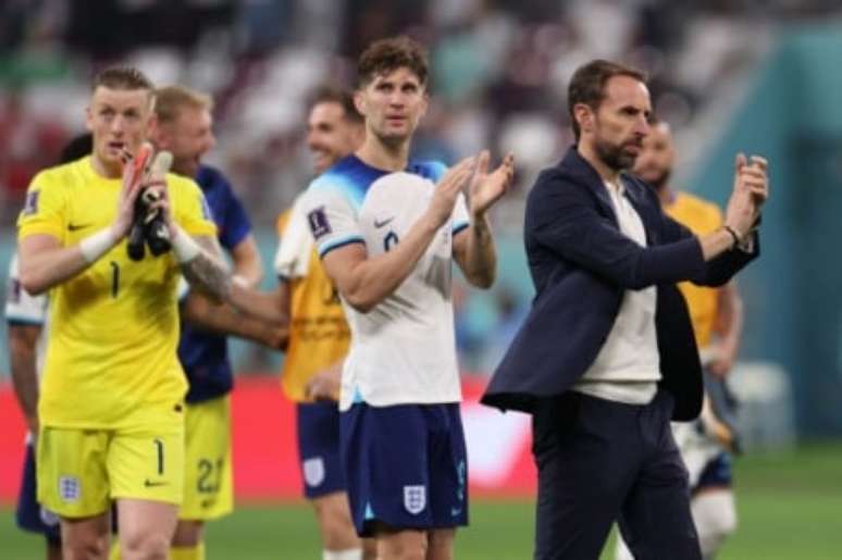 Pickford e Southgate celebram uma das três vitórias da Inglaterra nesta Copa (Foto: Giuseppe CACACE / AFP)