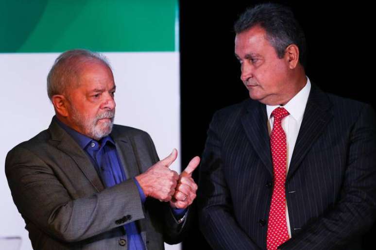 O presidente eleito Luiz Inácio Lula da Silva (PT), durante entrevista coletiva ao lado do futuro ministro da Casa Civil Rui Costa.