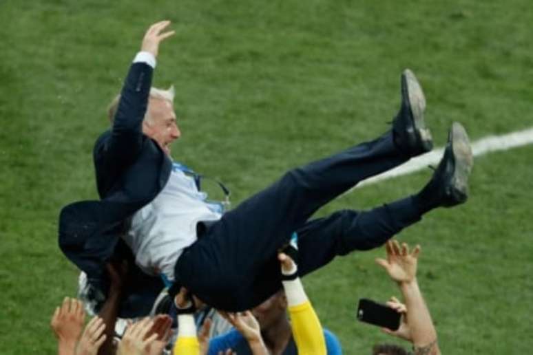 Deschamps celebra o título da Copa do Mundo, na Rússia, em 2018 (Foto: Adrian Dennis / AFP)