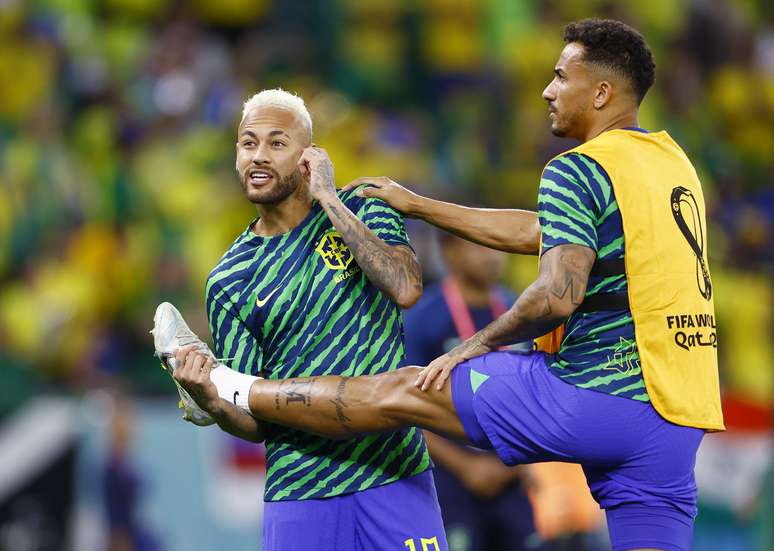 Neymar e Danilo em aquecimento antes do jogo contra a Cro&aacute;cia 