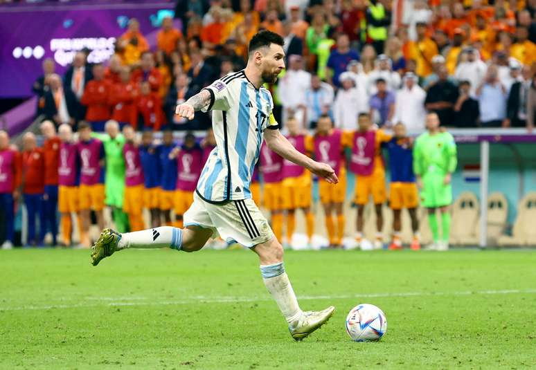 Na etapa de cobrança de pênalti, Messi é o primeiro a bater e marca para a Argentina nesta sexta-feira, 9, em jogo contra a Holanda pelas quartas de final da Copa do Catar. 