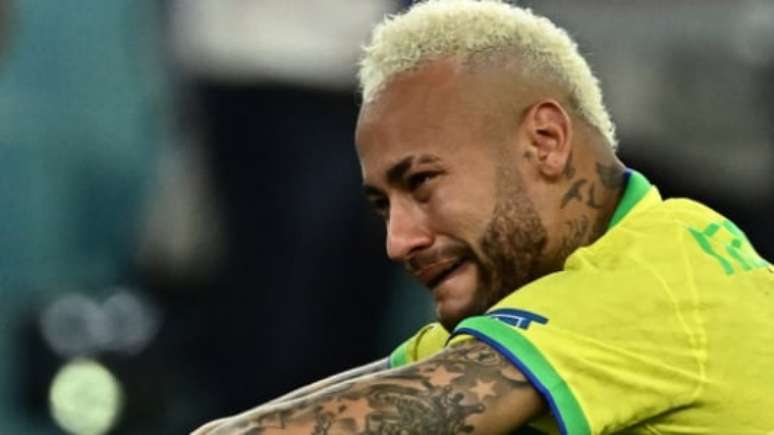 Neymar chora após nova queda do Brasil (Foto: JEWEL SAMAD / AFP)