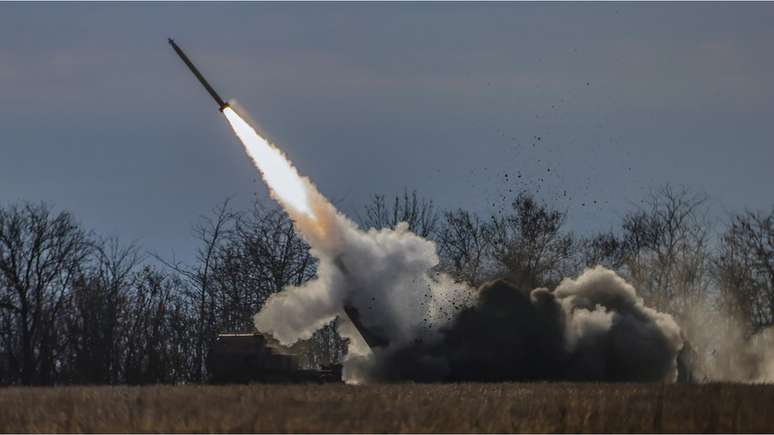 Os EUA enviaram sistemas de lançamento de mísseis Himars para a Ucrânia — mas podem tê-los modificado para que não atinjam o território russo