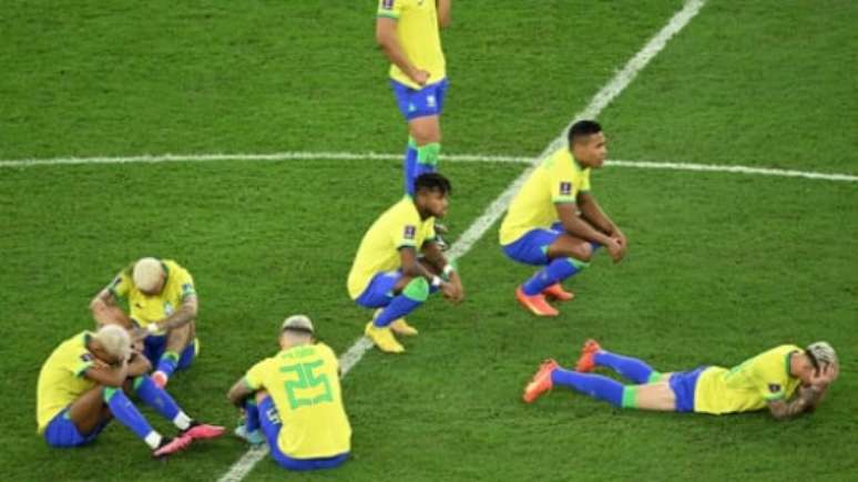 Jogadores ficaram inconsoláveis no fim da partida (Foto: Ina Fassbender / AFP)