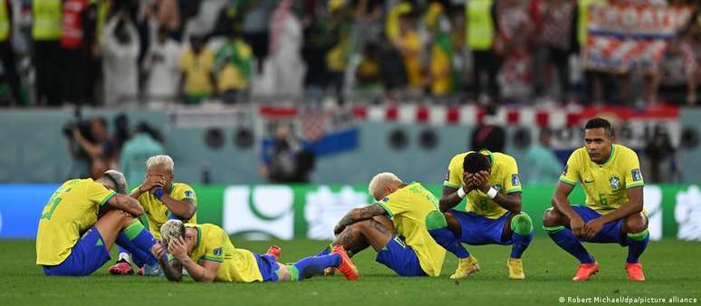 Jogadores brasileiros ficaram desolados após a eliminação da seleção para a Croácia nos pênaltis