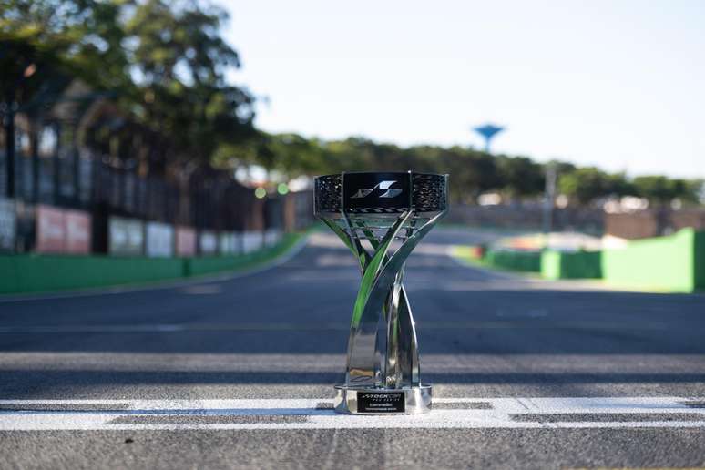 O campeão da Stock Car 2022 levará este troféu para sua galeria 