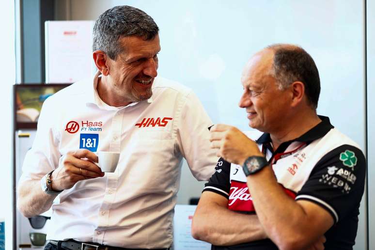 Vasseur conversa com Steiner (&agrave; esq.): franc&ecirc;s vai vestir novas cores na F1 em 2023 (