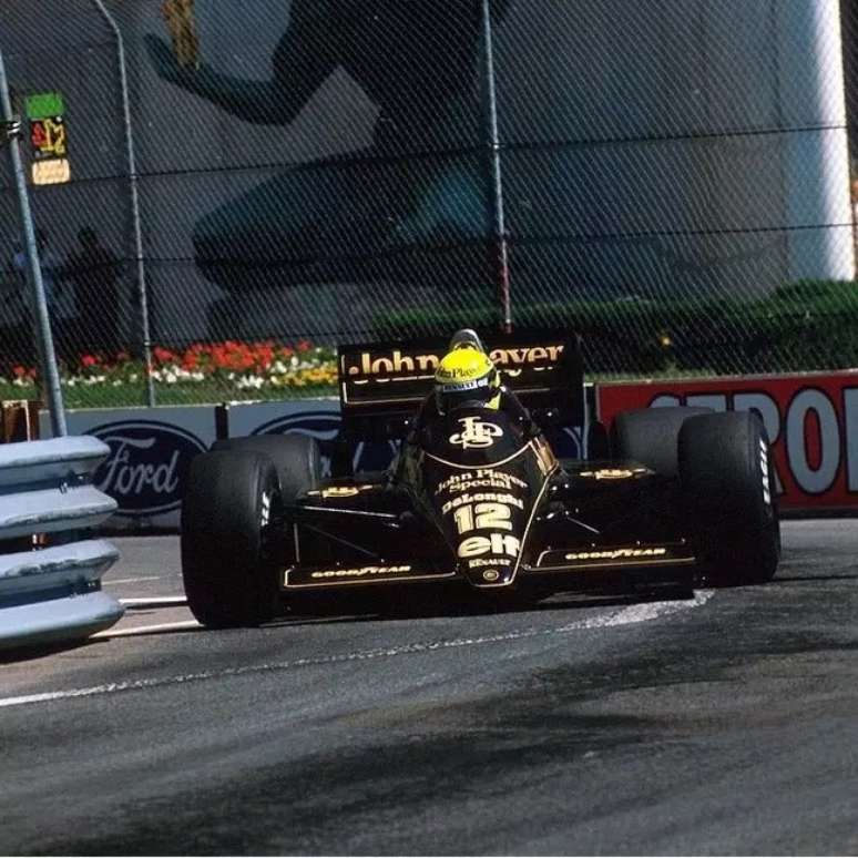 Ayrton Senna vai rumo &agrave; vit&oacute;ria nos EUA e logo faria o gesto que o marcaria