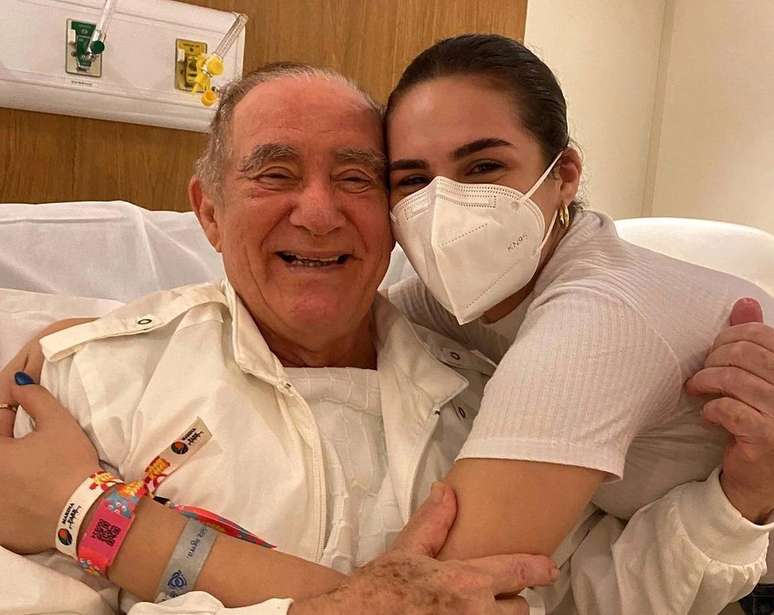 Após sofrer um Ataque Isquêmico Transitório (AIT) e precisar ser hospitalizado, Renato Aragão apareceu em foto ao lado da filha, Lívian Aragão, na noite desta quarta-feira, 7. Foto: @livianaragao/Instagram