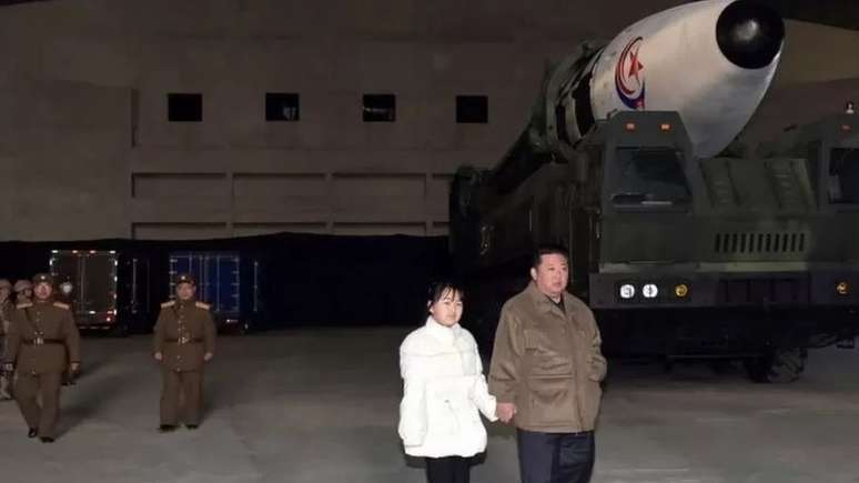 Kim Jong-un segurou mão da filha e posou para fotos em frente a míssil balístico intercontinental. A foto foi publicada em 19 de novembro pela mídia estatal KCNA