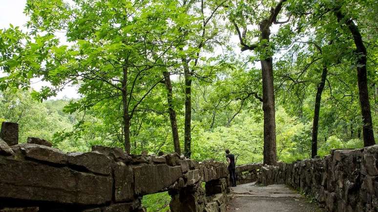 Parque da Pedra Rúnica de Heavener fica no sopé das montanhas Ouachita, no extremo leste de Oklahoma, nos Estados Unidos