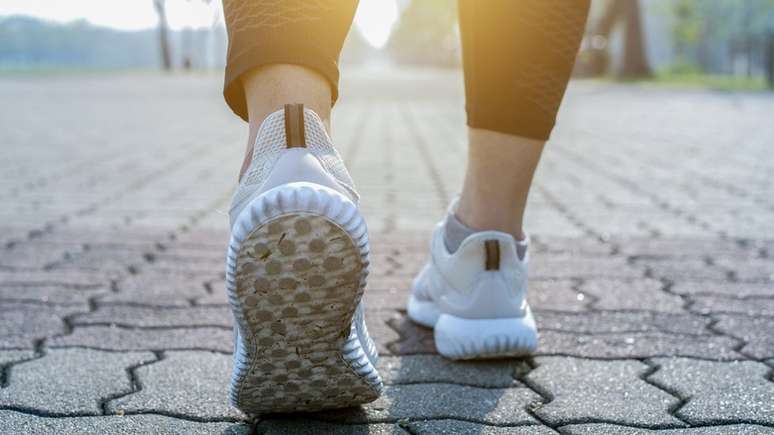 Andar para trás pode melhorar a estabilidade e equilíbrio do corpo