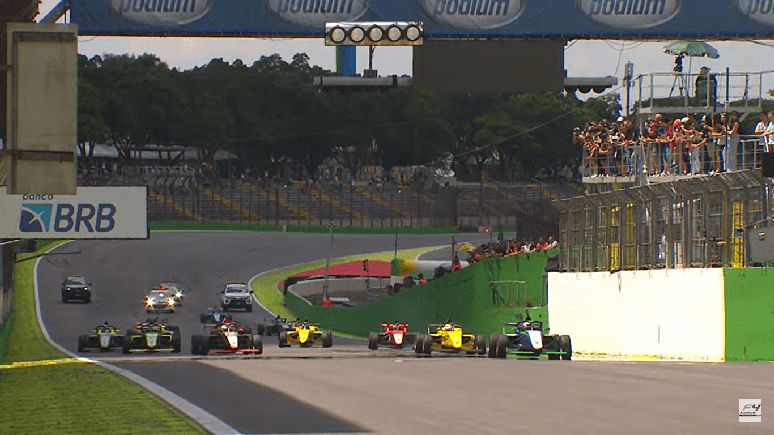 A largada da corrida 2 da F4 Brasil em Interlagos 