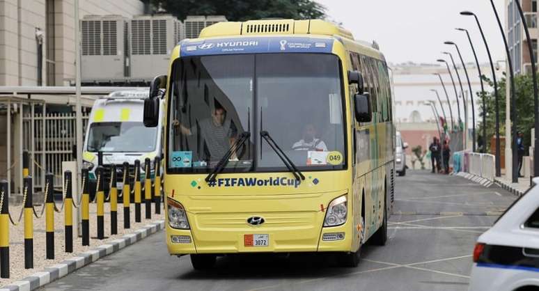 Ônibus da Seleção Brasileira deixou o hotel neste sábado (Foto: EFE/EPA/Ronald Wittek)