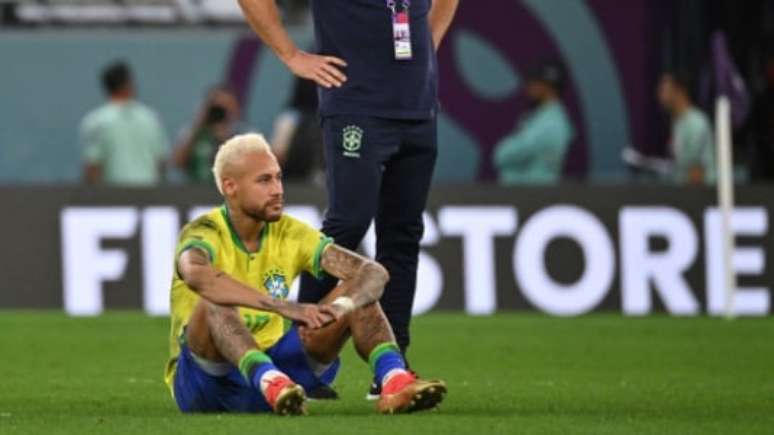 Neymar estava inconsolável após eliminação (Foto: NELSON ALMEIDA / AFP)