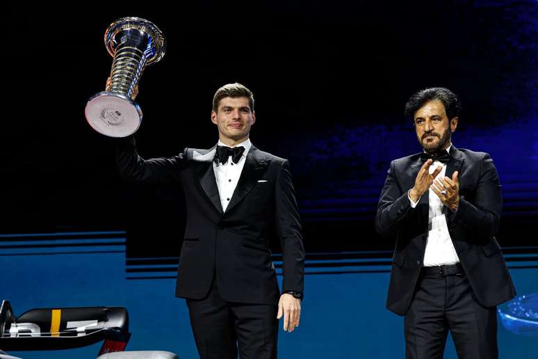 Verstappen recebeu o troféu pelo título da temporada 2022 das mãos do presidente da FIA, Mohammed Ben Sulayem 