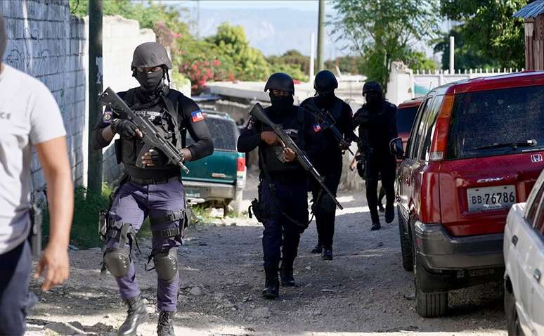 Policiais fortemente armados são presença constante nas ruas do Haiti