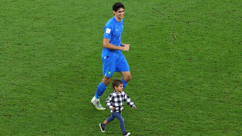 Yassine Bounou comemora com filho vitória do time por 1 a 0 após partida entre Marrocos e Portugal