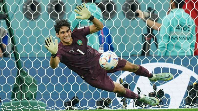 Bono é considerado nono melhor goleiro do mundo ao receber Troféu Yashin 2022