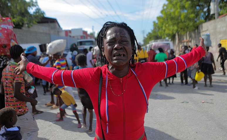 Woman cries as people are displaced by gang violence, Port-au-Prince, 19 November, 2022