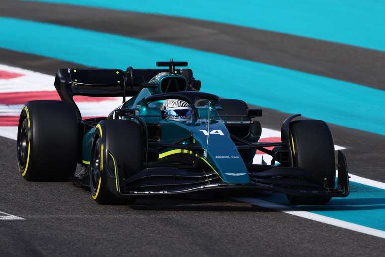 Fernando Alonso estreou oficialmente na Aston Martin no teste de fim de ano em Abu Dhabi 