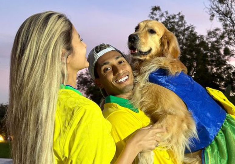 Raphinha ao lado da esposa, Natália, e do cachorro de estimação