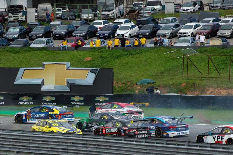 Incidente decidiu o t&iacute;tulo da Stock Car. Melhor para Rubens Barrichello 