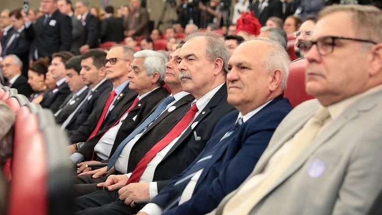 Aloizio Mercadante (3&ordm; da direta para a esquerda) e outros pol&iacute;ticos acompanharam a diploma&ccedil;&atilde;o na plateia