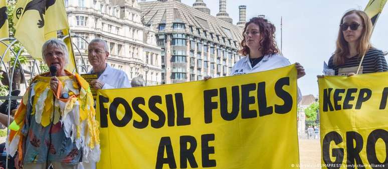 Brit&acirc;nicos protestam contra combust&iacute;veis f&oacute;sseis em Londres