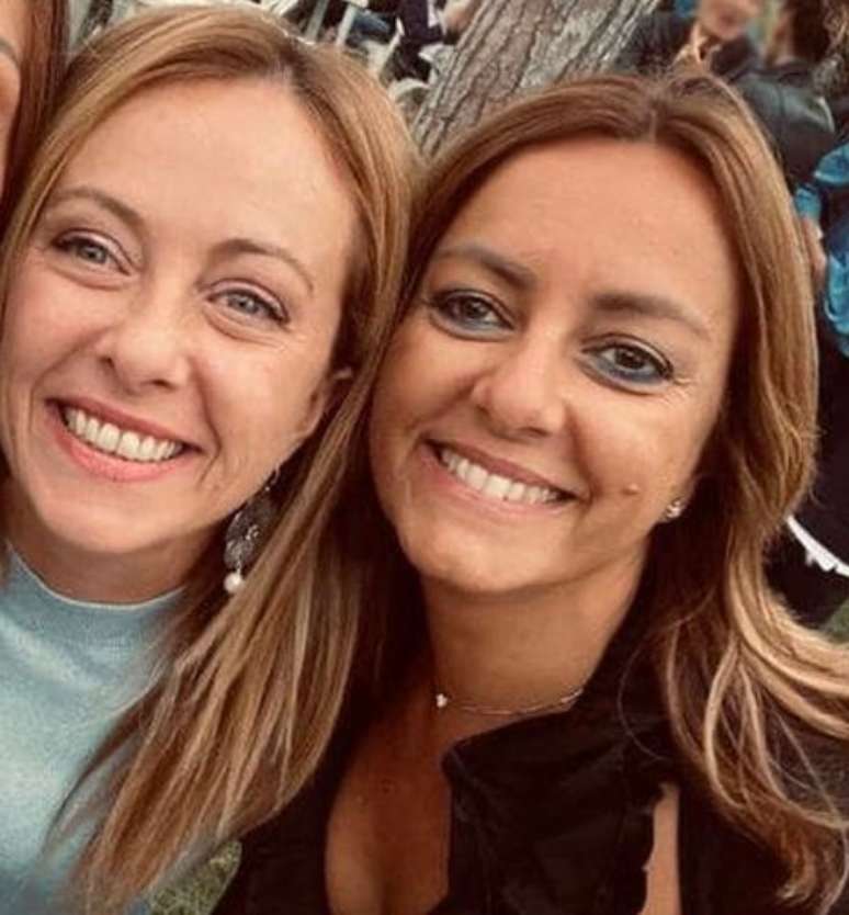 Giorgia Meloni (&agrave; esquerda) postou uma foto dela com Nicoletta Golisano