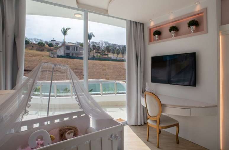 19. Ber&ccedil;o moderno no quarto em tons neutros &ndash; Foto Casa 257 Arquitetura