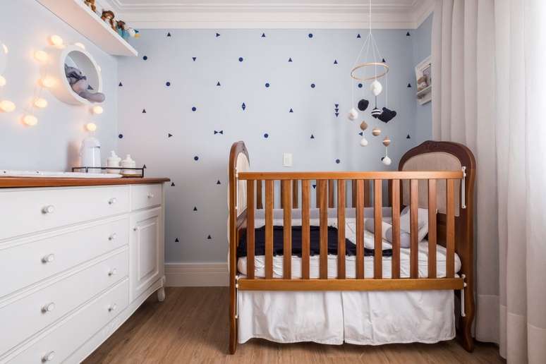 23. Ber&ccedil;o moderno para quarto de beb&ecirc; em tons de azul &ndash; Foto Verniz Arquitetura