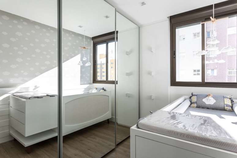 35. Quarto de beb&ecirc; com guarda roupa moderno planejado &ndash; Foto UNIC Arquitetura