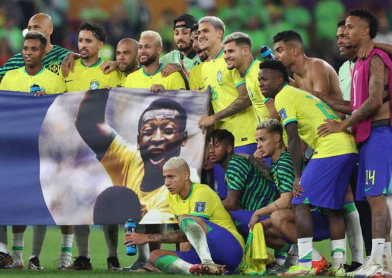 Jogadores da sele&ccedil;&atilde;o brasileira homenageando o ex-craque Pel&eacute; no jogo contra a Coreia do Sul
