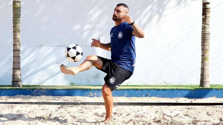 Felipinho em ação no futevôlei