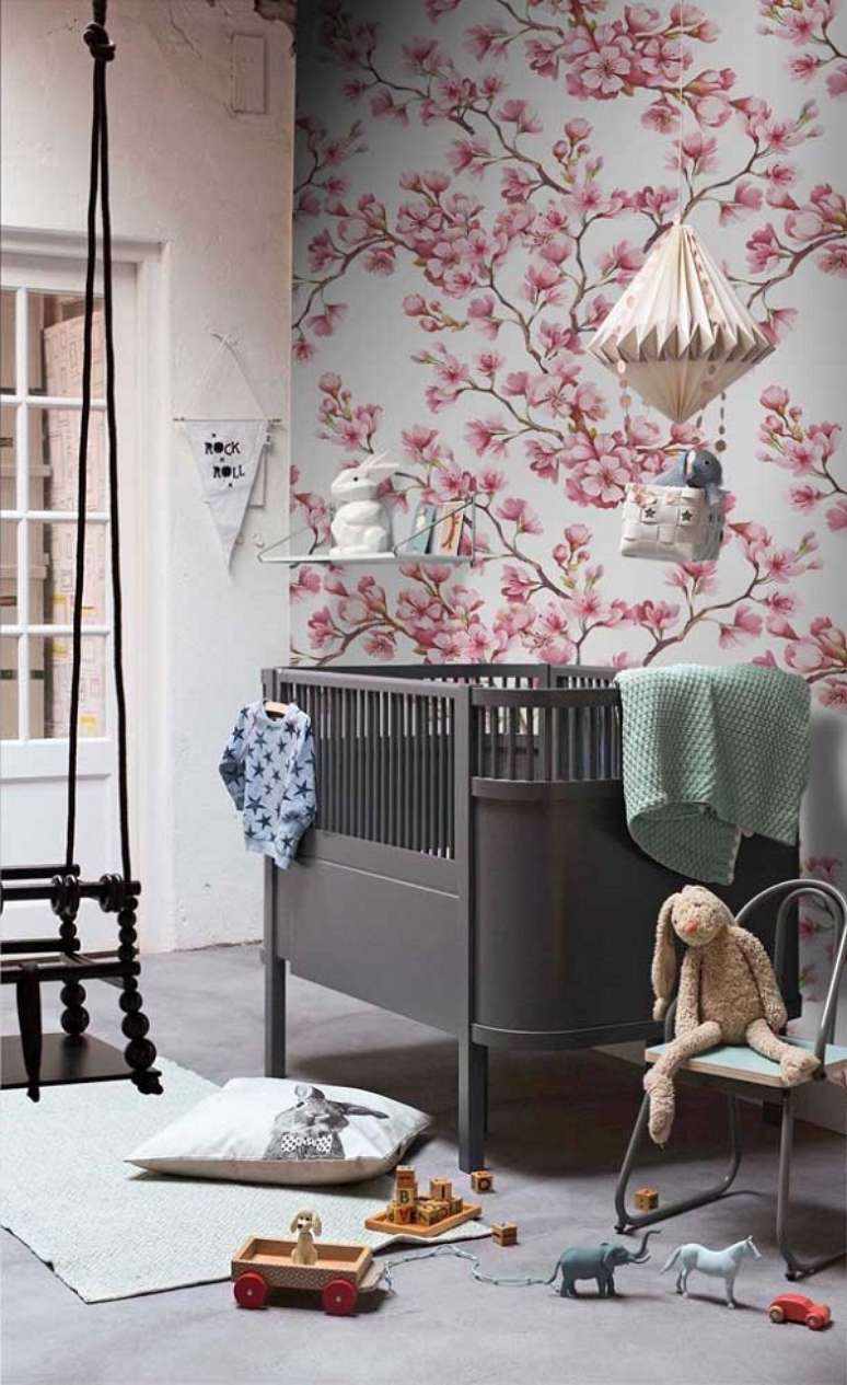 4. Quarto de beb&ecirc; com papel de parede de flor de cerejeira &ndash; Foto Decor Facil