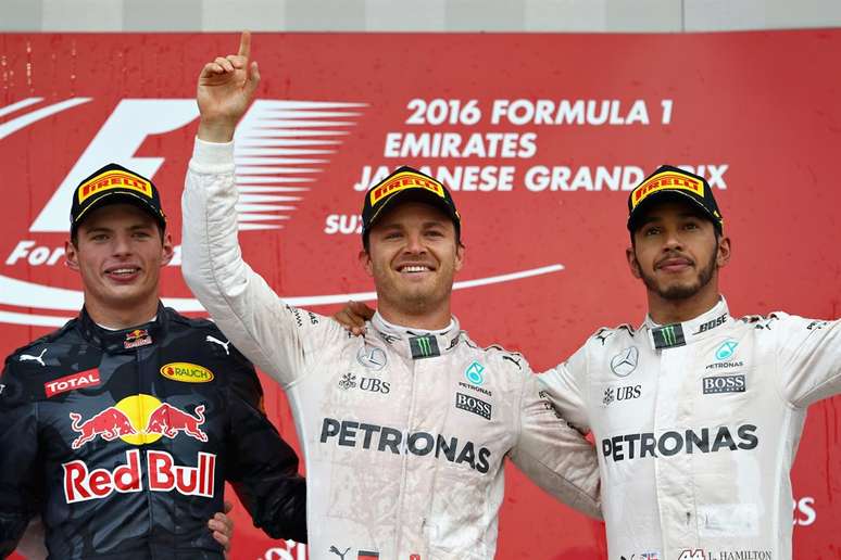 Nico Rosberg, Max Verstappen e Lewis Hamilton foram ao pódio juntos em Suzuka 2016 