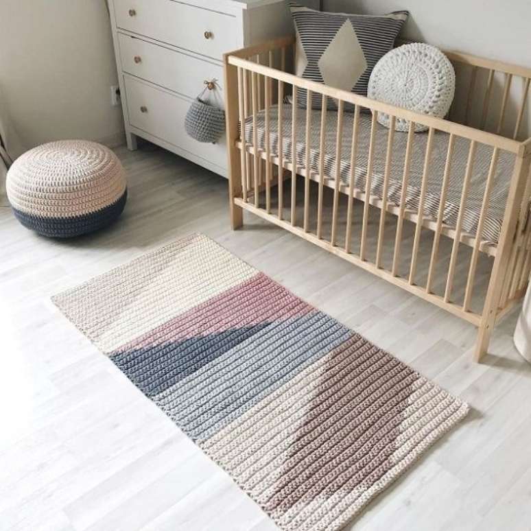 17. Ber&ccedil;o moderno de madeira para quarto &ndash; Foto Revista VD