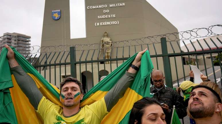 Bolsonaristas t&ecirc;m se reunido em frente a quart&eacute;is &mdash; como esse, em S&atilde;o Paulo (SP) &mdash; pedindo que militares impe&ccedil;am a posse de Lula