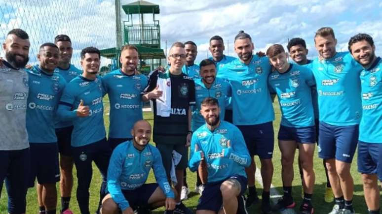 O jovem curitibano com os jogadores do Coxa