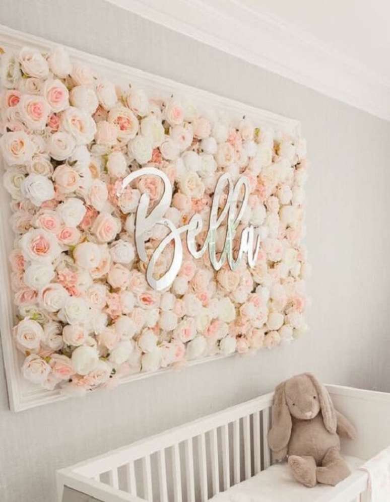 37. Quarto de beb&ecirc; decorado com parede de flores na cor salm&atilde;o &ndash; Foto Tiffany Desoltel