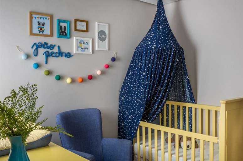 16. Ber&ccedil;o moderno de madeira para quarto de menino &ndash; Foto Beatriz Quinelato